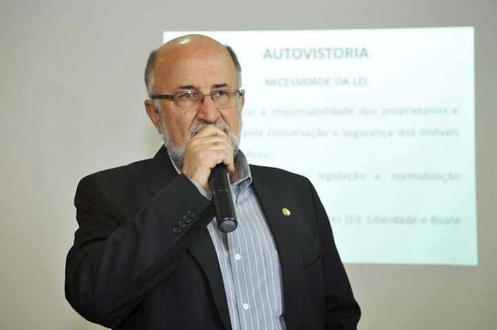 Deputado Luiz Paulo, autor da lei, explica novas regras para autovistoria (Fernando Alvim / Divulgação)